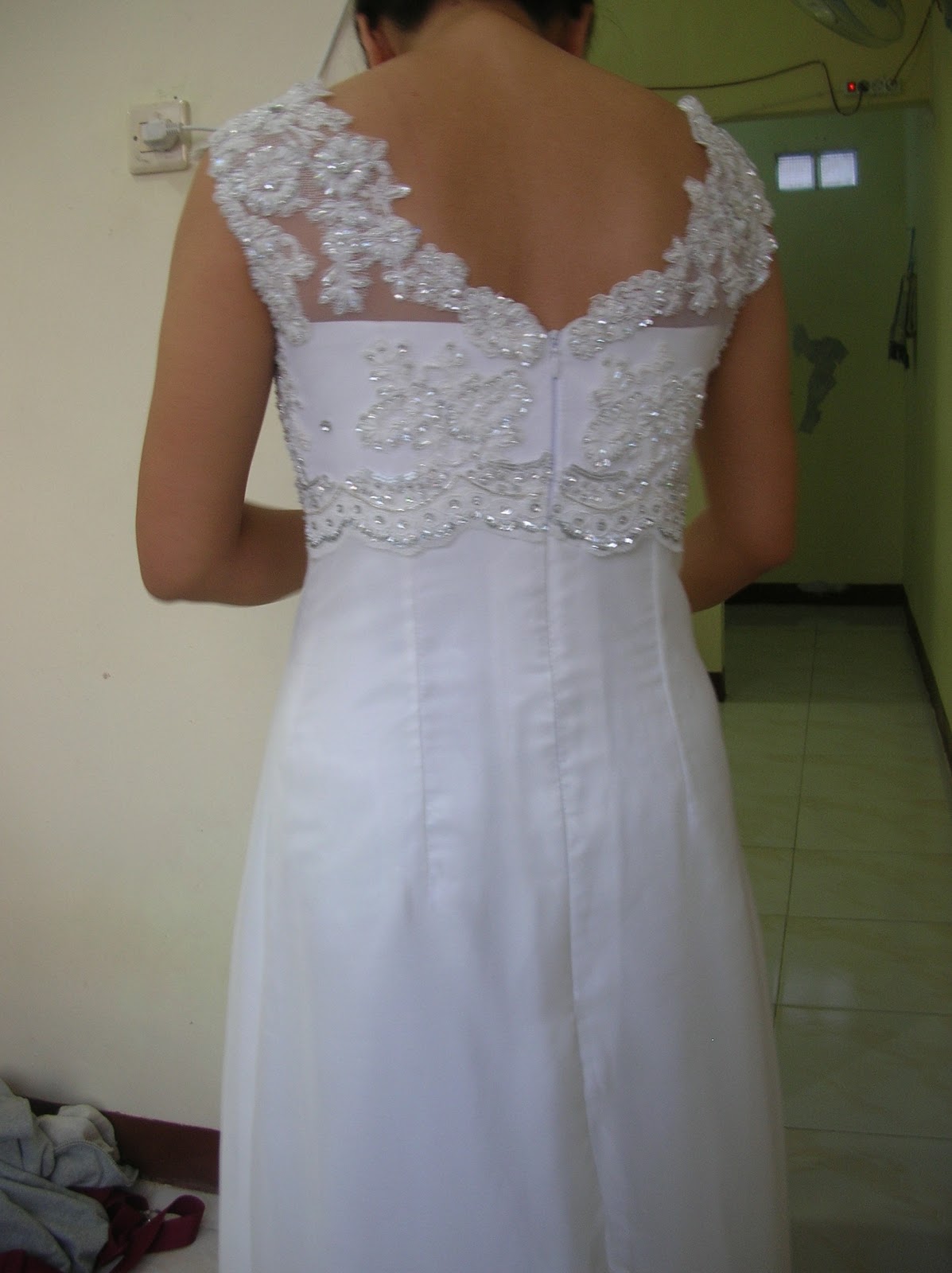 ANEKA GAUN  PESTA Sifon Broken White