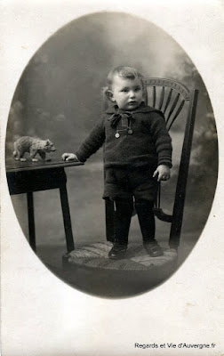 Ancienne photo de famille noir et blanc, enfant.