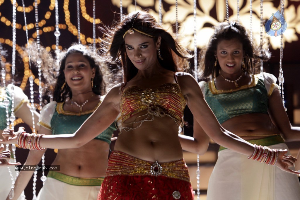 Mallika Sherawat dances in the song "Kalasala Kalasala" from the movie "Osthe"