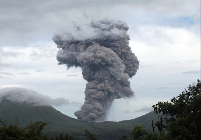 VOLCAN LOKON EN ERUPCION , 09 DE SEPTIEMBRE 2013