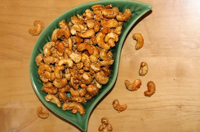 Top view of a bowl of honey sesame cashews.