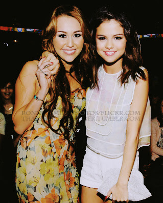 Miley Cyrus e Selena Gomez no Kid Choice Awards 2011