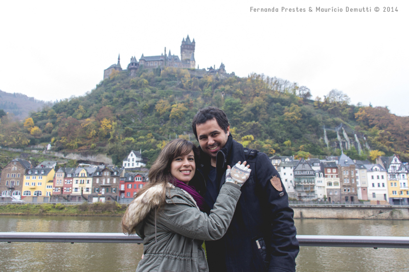 Rio Mosela e Castelo de Reichsburg em Cochem Aleamanha