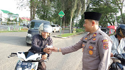 Moment Bulan Suci Ramadhan,Jajaran Polsek Muara Siau Polres Merangin Berbagi Taqjil