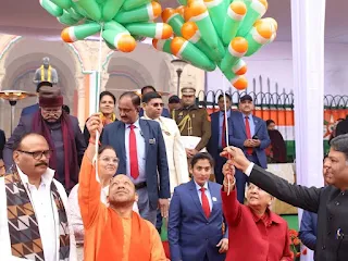 Lucknow News : राज्यपाल ने विधान भवन पर फहराया तिरंगा, हेलीकॉप्टर से हुई पुष्प वर्षा | Naya Savera Network