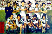 REAL BETIS BALOMPIÉ - Sevilla, España - Temporada 1973-74 - Esnaola, Bizcocho, Cobo, Sabaté, Iglesias y López; Benítez, Alabanda, Rogelio, Biosca y Anzarda - REAL BETIS BALOMPIÉ 1, REAL MADRID C. F. 1 - 26/05/1974 - Copa del Generalísimo, octavos de final, partido de ida - Sevilla, estadio Benito Villamarín - El Betis, que ascendió ese año a 1ª División, con Ferenc Szusza de entrenador, resultó eliminado al perder 7-1 en la vuelta