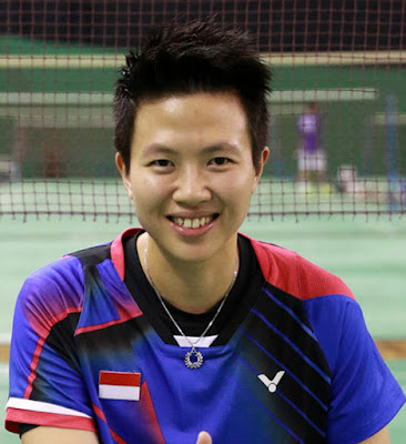   Biografi Liliyana Natsir        Biodata   Nama lahir: Liliyana Natsir  Tanggal lahir: 9 September 1985  Tempat lahir: Manado, Sulawesi Utara  Tinggi badan: 1.65 m (5 ft 5 in)  Asal negara: Indonesia  Biografi   Sosok Lilyana Natsir pasti sudah tidak asing bagi penggemar bulutangkis. Atlet berusia 26 tahun ini berhasil merebut gelar Juara Dunia 2013 bersama rekannya Tontowi Ahmad. Lilyana Natsir atau yang akrab disapa Butet merupakan anak bungsu dari pasangan Beno Natsir dan Olly Maramis.Dia memiliki seorang kakak perempuan yang bernama Calista Natsir.Kecintaan Butet terhadap olahraga bulutangkis telah muncul sejak masih berusia belia. Itu terbukti dari bergabungnya dia dengan klub bulutangkis Pisok, Manado, ketika masih di sekolah dasar.   Keseriusannya di dunia bulutangkis mulai tampak ketika berusia 12 tahun. Saat itu pebulutangkis yang juga akrab disapa Liliyana itu memutuskan pindah ke Jakarta untuk bergabung dengan klub PB Tangkas di Jakarta. Kemudian ia dipanggil masuk ke pemusatan latihan nasional (pelatnas) pada 2002. Setiap hari selama tujuh jam, perempuan yang akrab disapa Butet ini berlatih keras di hall bulu tangkis Cipayung, sehingga ia berhasil mencatatkan prestasi demi prestasi.  Lilyana pada mulanya dipasangkan dengan Vita Marissa di partai ganda putri. Melalui arahan sang pelatih, Richard Mainaky, atlet 