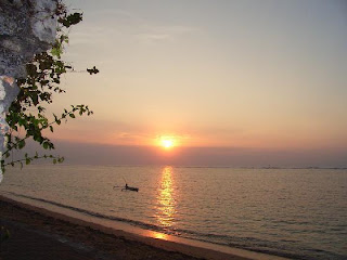 Sunrise at Sanur Beach 02.jpg