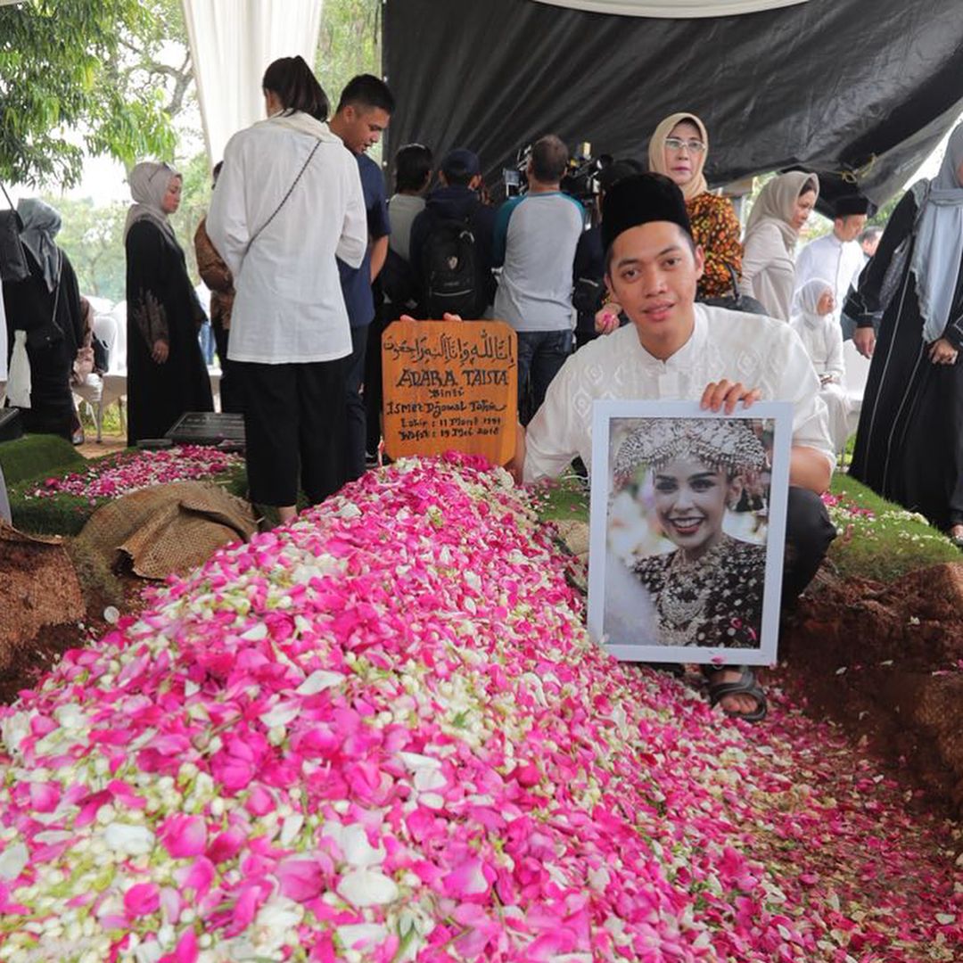 Makamkan Istri Tepat di Hari Ulang Tahunnya, Kisah Cinta 