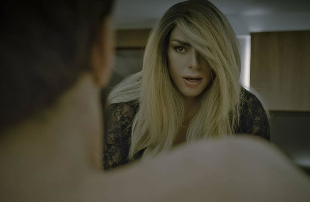 Cauã Reymond interpreta travesti em novo clipe de Barbara Ohana