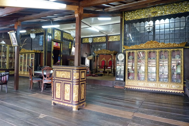 koleksi di rumah limas museum balaputra dewa