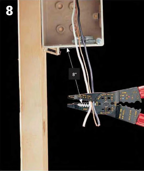 Cortando el cable restante debajo del borde de la caja - Instalaciones eléctricas residenciales