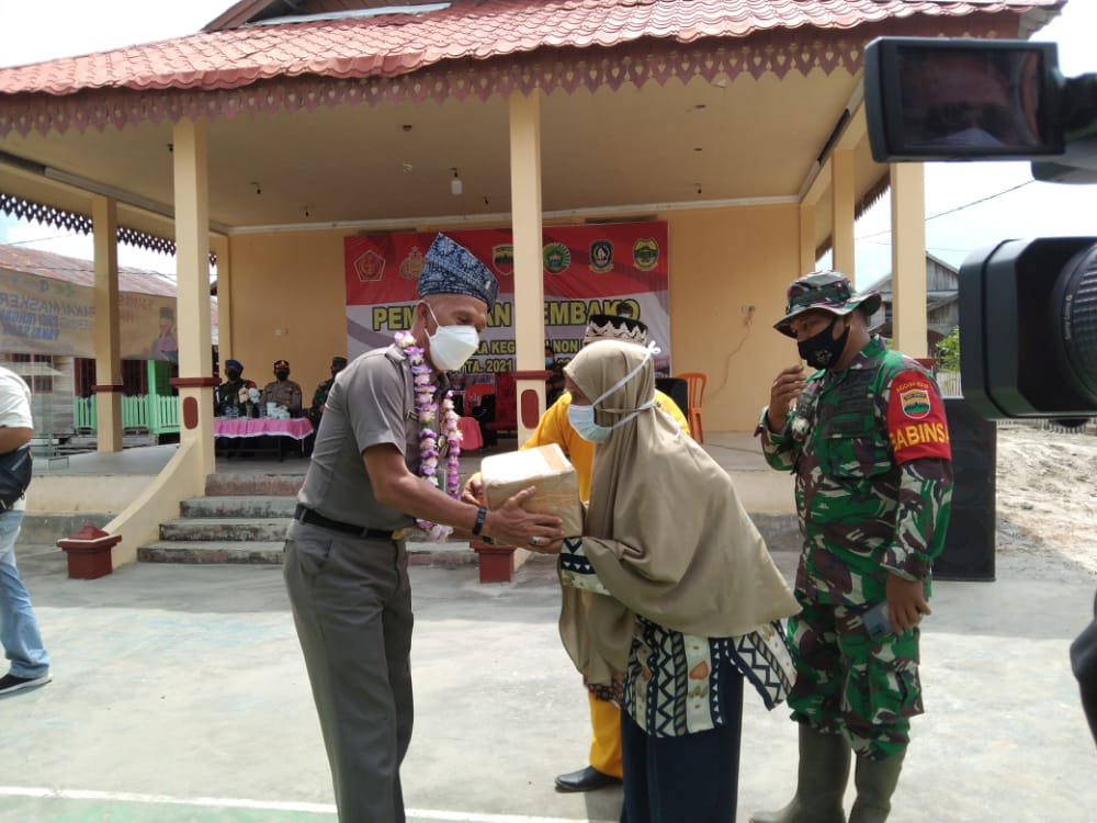 Yusrizal Dampingi Brigjen TNI Doni Hutabarat Menyerahkan Bantuan Sembako Kepada Warga Desa Marok Tua