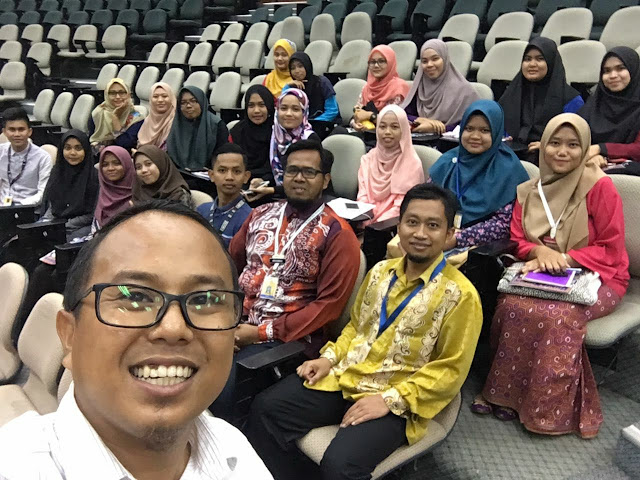 Encik Anas (wakil dari GAPROF) bersama saya, Encik Mohamad dan 19 orang anak Felda yang belajar di PSIS