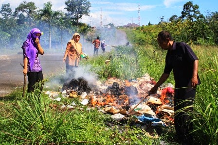 STOP MEMBAKAR SAMPAH ATAU ISPA AKAN MENGHINGGAPI ANDA 