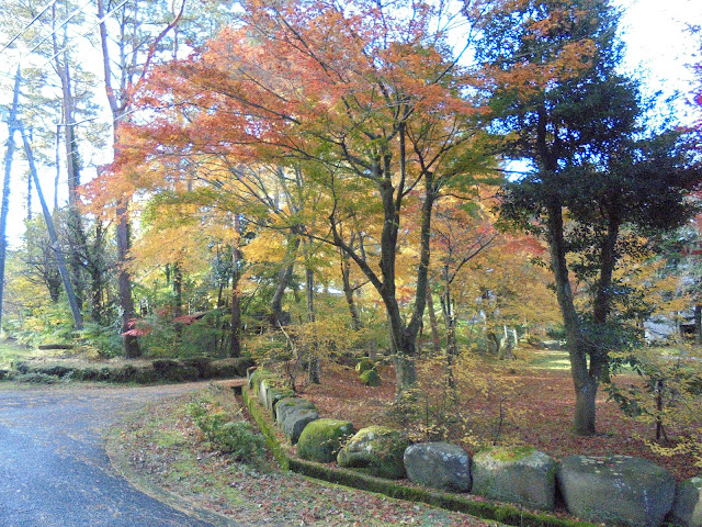 道を分岐して別荘地の入り口です