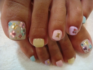 nail art on toes