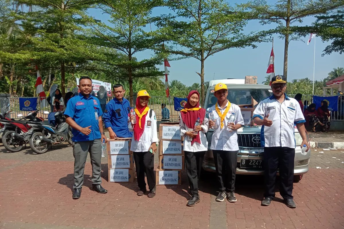 KWRI DPC Kabupaten Serang Bagikan Air Mineral di HUT RI ke-78