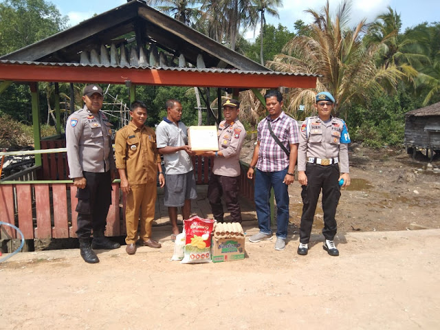 Kapolsek Daik Lingga Serahkan Bantuan kepada Tamrin Korban Musibah Kebakaran Kapolsek Daik Lingga Serahkan Bantuan kepada Tamrin Korban Musibah Kebakaran