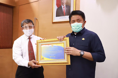 Gubernur Herman Deru Terima Piagam Penghargaan dan Plakat Capaian WTP Lima Kali Berturut-Turut 