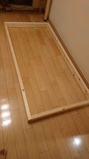 木材を合わせてベッドの枠を作る