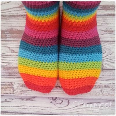 http://www.blog.oomanoot.com/rainbow-slipper-socks-tutorial-giveaway-3/