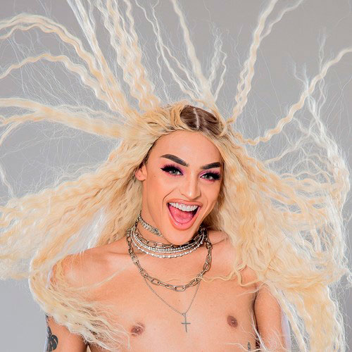 Pabllo Vittar sem camisa