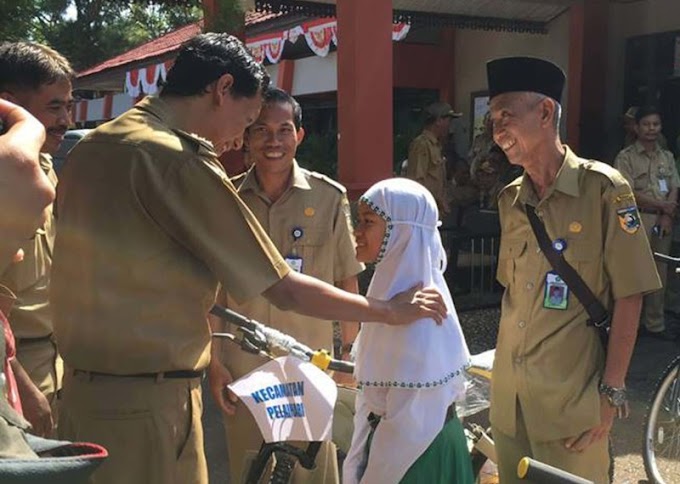 Siswi MIN 2 Pelaihari Terima Penghargaan dan Hadiah