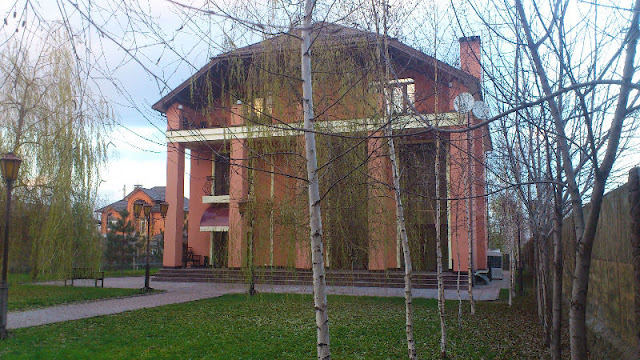 Three-story house in Kirovske