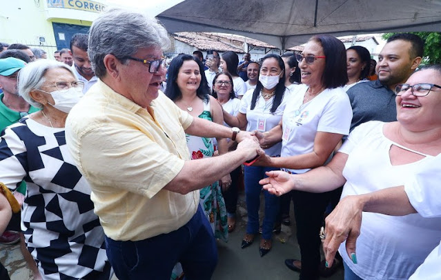 João Azevêdo inaugura escola em Emas e comunidade escolar agradece por estrutura de qualidade e entrega de chips com dados de internet