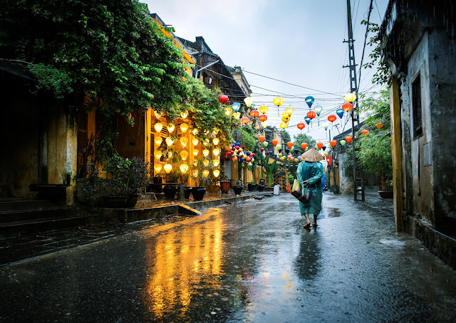 Đi qua bao thăng trầm của thời gian, Hội An dường như luôn mang một chút gì đó hoài niệm. Những căn nhà cổ kính, ngõ nhỏ quanh co, đèn lồng đủ sắc... tất cả quện thành một thành phố đầy thi vị. Nếu muốn hiểu vì sao nơi này có thể gieo vào lòng du khách biết bao thương nhớ, có lẽ, bạn phải đi và ngắm nhìn thành phố chậm hơn.