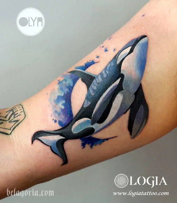 La luna, la mar y la Orca tatuadas en un baile sincronizado, un tatuaje perfecto en
azules