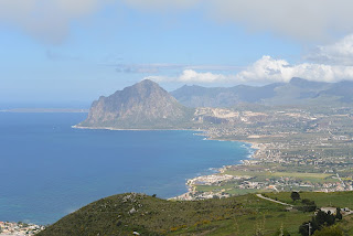 The territory of Valderice includes mountain scenary and a sweep of coastline