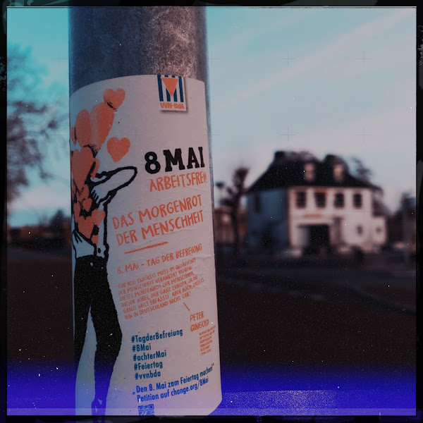 Sticker met tekst '8 Mai Arbeitsfrei', station Ede-Wageningen