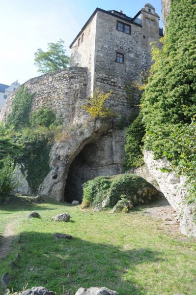 H είσοδος της σπηλιάς στο Ίλσενχελε διακρίνεται κάτω από το κάστρο (Tim Schuler/TLDA)