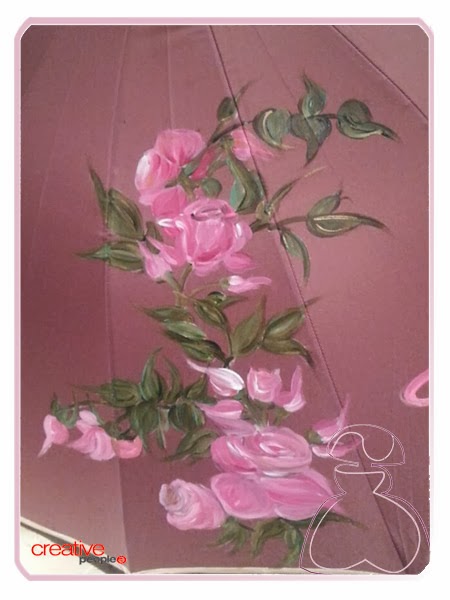 Ramillete de rosas a uno de los lados y que forma parte de la decoración del paraguas pintado a mano modelo Rosas por Sylvia Lopez Morant.