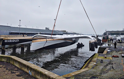 Sortie d'eau pour Spindrift 2 à Lorient.