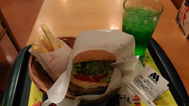 Un burger avec un fanta au melon