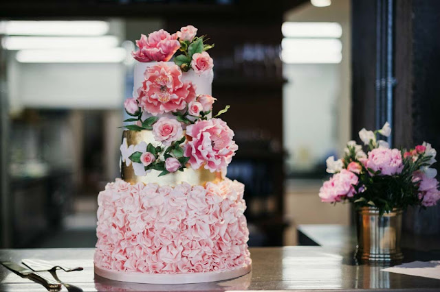 Tarta nupcial en rosa y dorado - Foto: Babb Photo