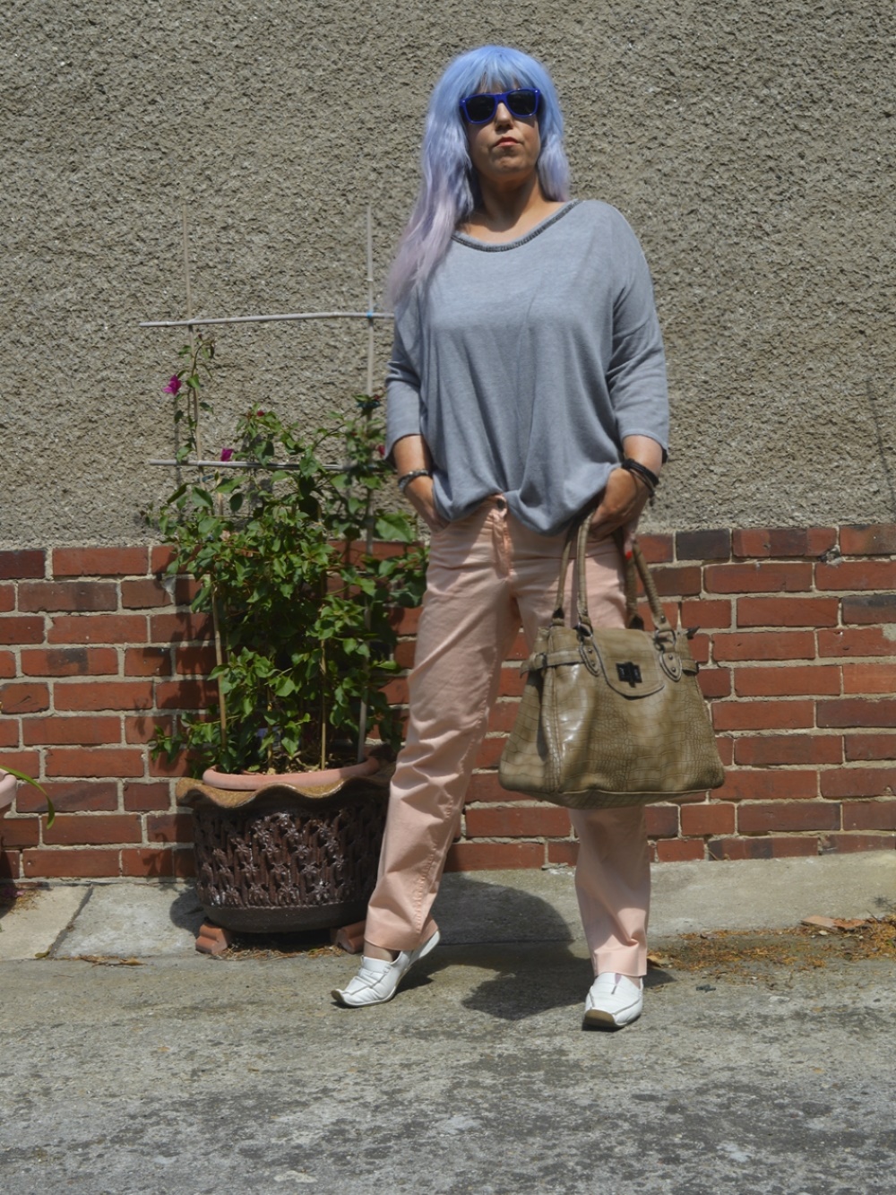 Apricot Summer Day Outfit -  Summer Outfit with pastel apricot Jeans, grey Jumper  and white Leather Loafers - posted by Annie K, Fashion and Lifestyle Blogger, Founder, CEO and writer of ANNIES BEAUTY HOUSE - a german fashion and beauty blog