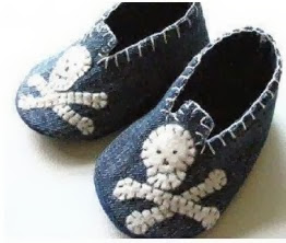 http://manualidadesreciclables.com/13167/molde-para-hacer-unos-zapatitos-de-bebe