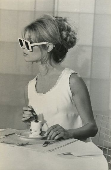 Brigitte Bardot con vestido blanco, gafas de sol y tomando té