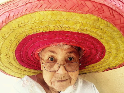 https://pixabay.com/de/photos/sombrero-alte-frau-hut-frau-1082322/