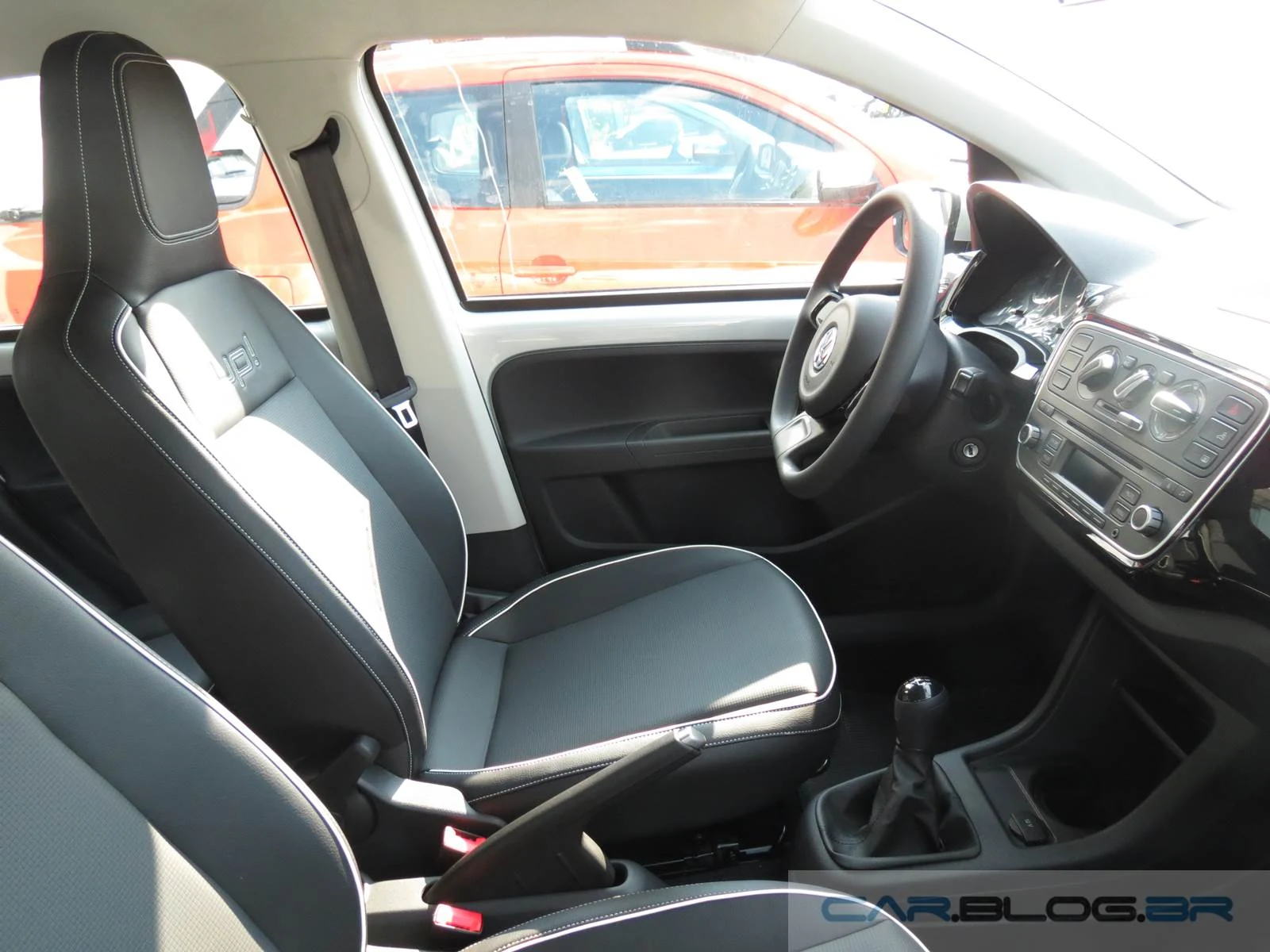 Novo Ford KA x Volkswagen up! - interior