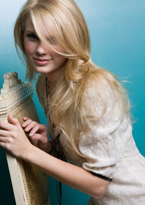 Taylor Swift Straight Hair vs. Curly Hair? Leave Comment