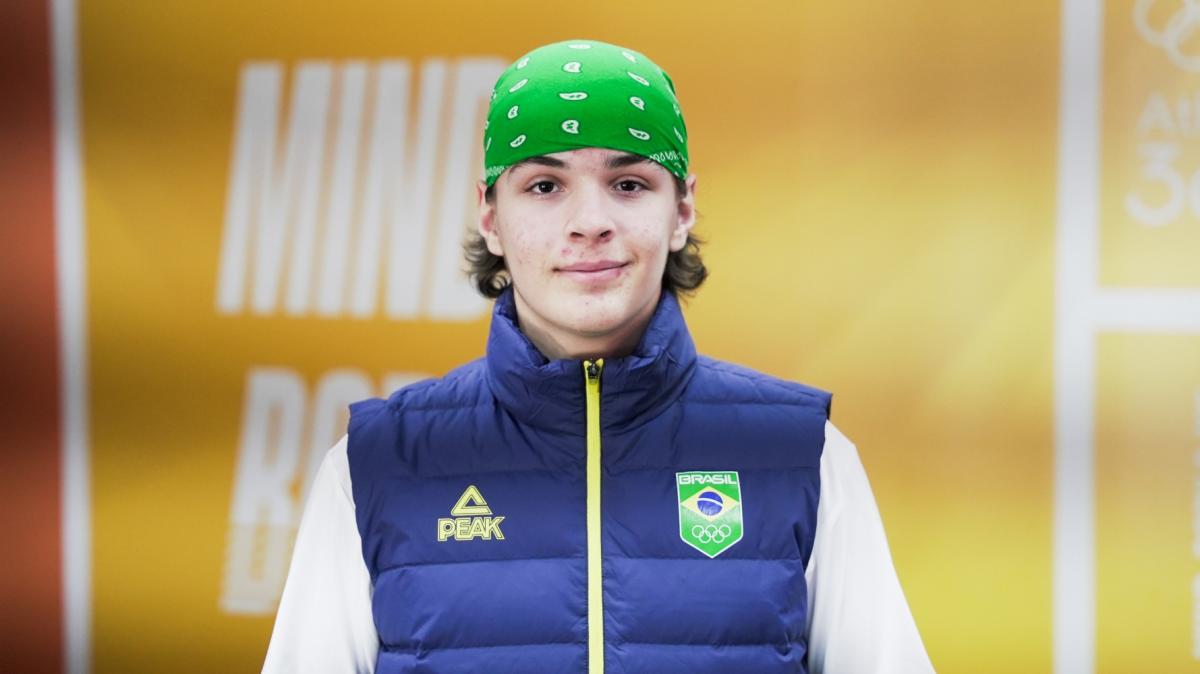 Ambientado à Vila Olímpica, snowboarder João Teixeira aproveita