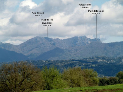 El Puigsacalm i muntanyes veïnes vista després de Can Serrabou