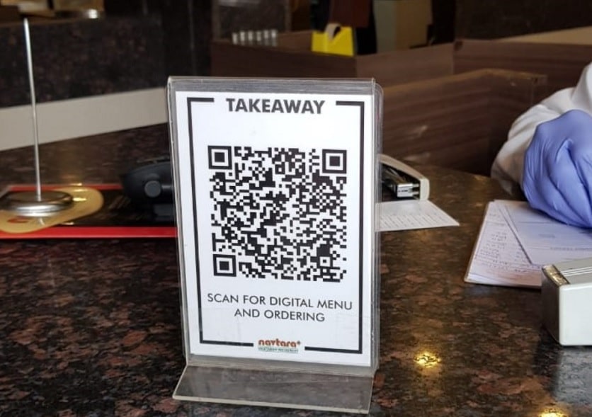 Quét mã QR tại Nhà hàng Navtara, Goa