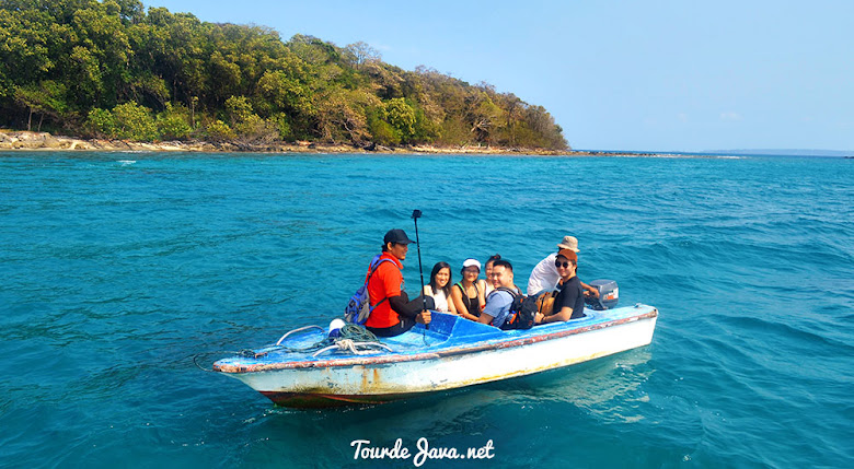 menggunakan boat transfer dari kapal jelajah