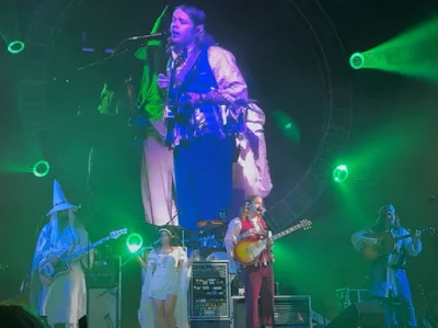 Billy Strings fez 3 apresentações no Harrah's Cherokee Center, em Asheville, Carolina do Norte. A ultima noite foi especial, foi a noite de Halloween e toda banda foi vestida de personagens do Senhor dos Anéis, Billy entrou com o figurino de Frodo.